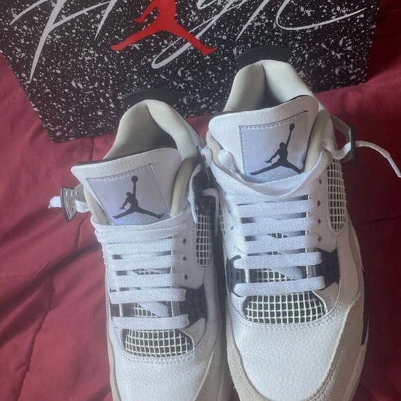 Excellent used air Jordan retro 4. Sz 9.